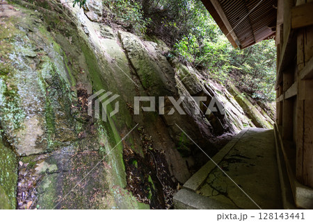 日牟禮八幡宮 屏風岩(鏡岩) 日牟禮八幡宮 屏風岩(鏡岩) 128143441