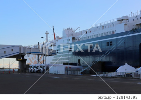 茨城　大洗　大洗港に停泊中のさんふらわあかむい 128143595