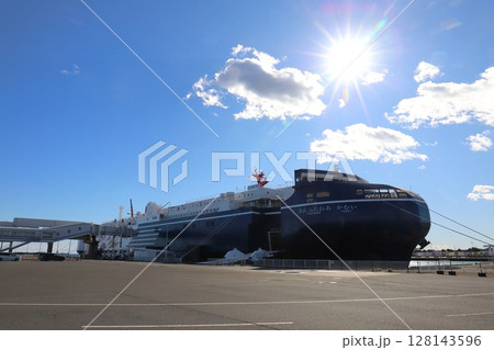 茨城　大洗　大洗港に停泊中のさんふらわあかむい 128143596