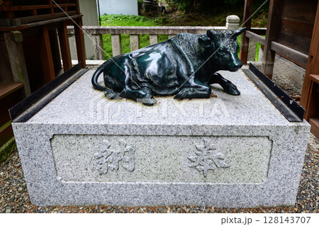 日牟禮八幡宮 末社 天満宮 神牛(撫で牛) 日牟禮八幡宮 末社 天満宮 神牛(撫で牛) 128143707
