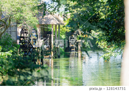 ＜安曇野＞大王わさび農場の水車と美しい小川の絶景 128143731