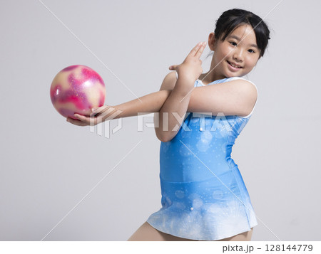 新体操を楽しむ小学生 128144779