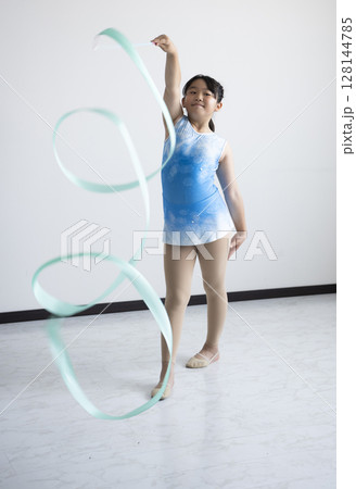 新体操を楽しむ小学生 128144785
