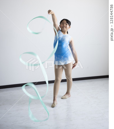 新体操を楽しむ小学生 128144786
