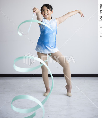 新体操を楽しむ小学生 128144796