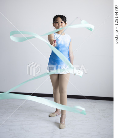 新体操を楽しむ小学生 128144797