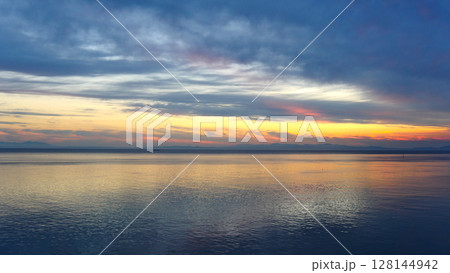 北海道の風景 渡島半島に沈む夕日 内浦湾 噴火湾 夏 北海道の風景 渡島半島に沈む夕日 内浦湾 噴火湾 夏 128144942