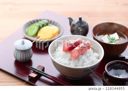 焼きたらこごはんと味噌汁の和定食 朝食イメージ 128144955