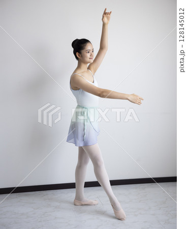 バレエを習うかわいい女性 128145012