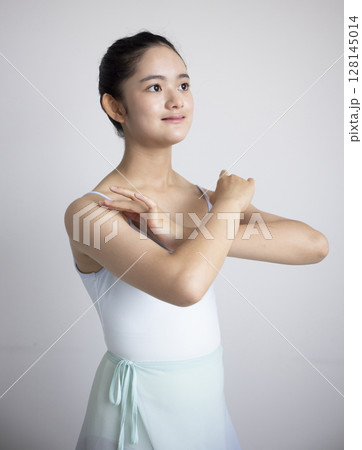 バレエを習うかわいい女性 バレエを習うかわいい女性 128145014