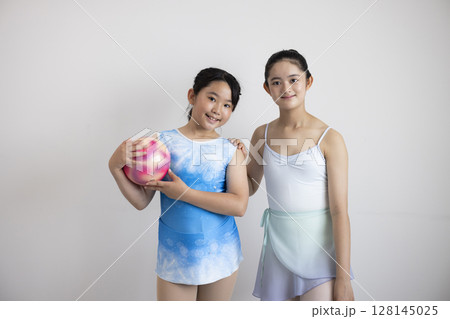 お稽古を楽しむ小学生 128145025