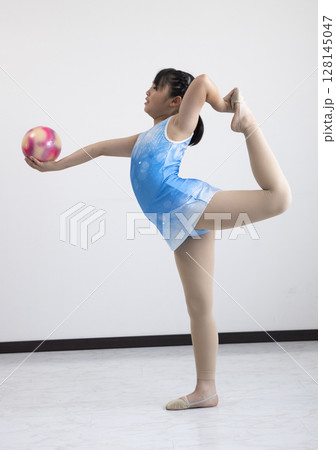 新体操を楽しむ小学生 新体操を楽しむ小学生 128145047