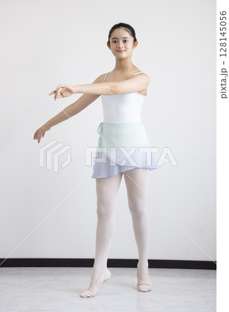 バレエを習うかわいい女性 128145056