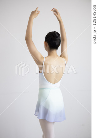 バレエを習うかわいい女性 128145058