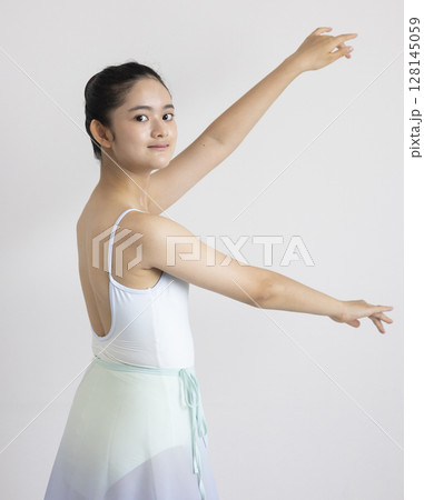 バレエを習うかわいい女性 バレエを習うかわいい女性 128145059