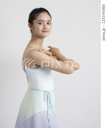 バレエを習うかわいい女性 バレエを習うかわいい女性 128145060