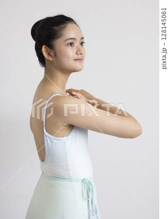 バレエを習うかわいい女性 バレエを習うかわいい女性 128145061