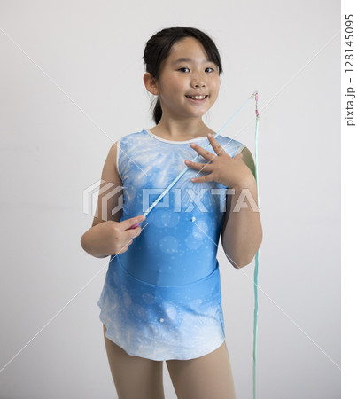 新体操を楽しむ小学生 128145095