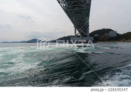 鳴門の渦潮。徳島県鳴門市と兵庫県南あわじ市の間の鳴門海峡で発生。大潮の際には渦の直径は最大で30メー 128145147