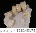水晶クラスターとジルコニアクラウン 128145175