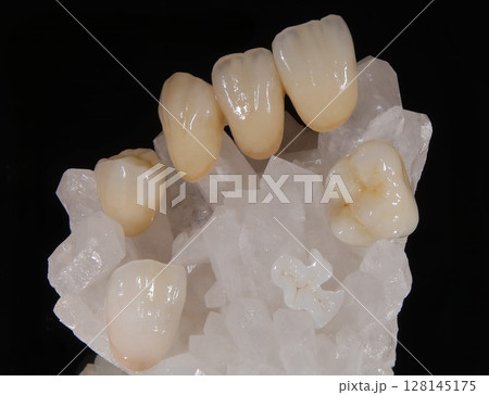 水晶クラスターとジルコニアクラウン 128145175