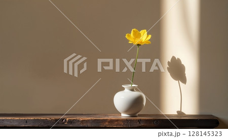 影が語る一輪の黄色い花と白い花瓶の静謐な春の情景 128145323