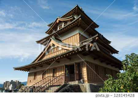 諏訪の浮城と呼ばれた、長野県諏訪市高島にある諏訪高島城。 諏訪の浮城と呼ばれた、長野県諏訪市高島にある諏訪高島城。 128145428