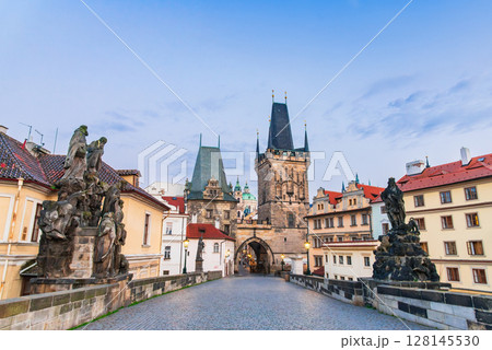 プラハ　カレル橋　マラー ・ストラナ橋塔 128145530