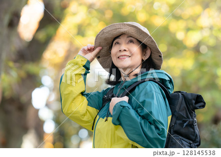 ハイキング　秋　黄葉　 128145538