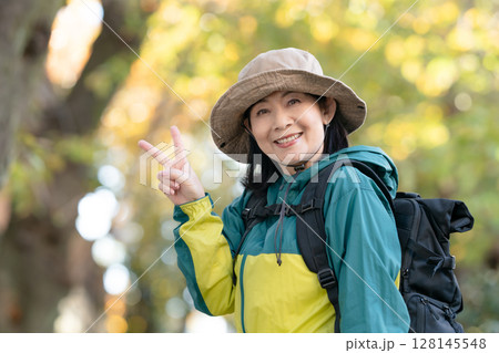 ハイキング　秋　黄葉　ピース 128145548