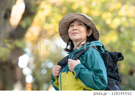 ハイキング　秋　黄葉　 128145552