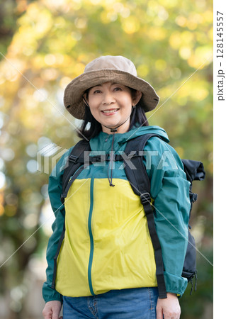 ハイキング　秋　黄葉　 128145557