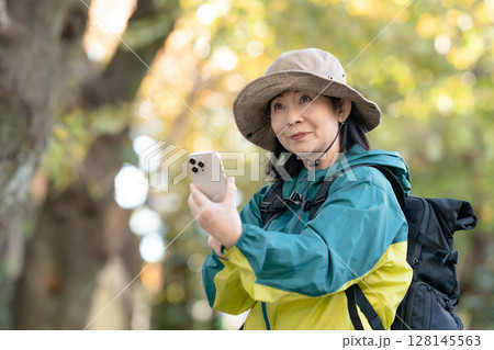 ハイキング　秋　黄葉　スマホ 128145563