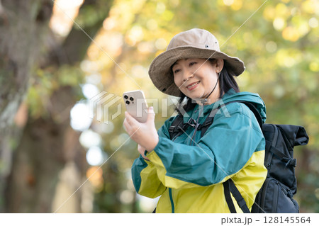 ハイキング　秋　黄葉　スマホ 128145564