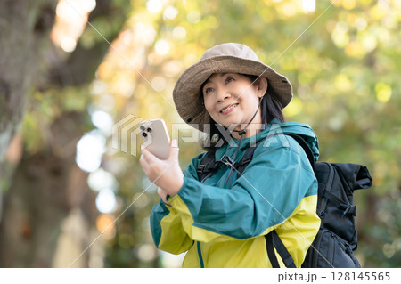 ハイキング　秋　黄葉　スマホ 128145565