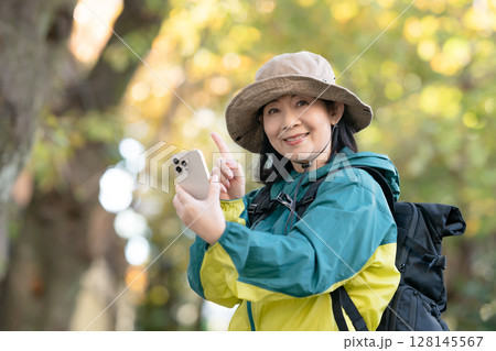 ハイキング　秋　黄葉　スマホ 128145567