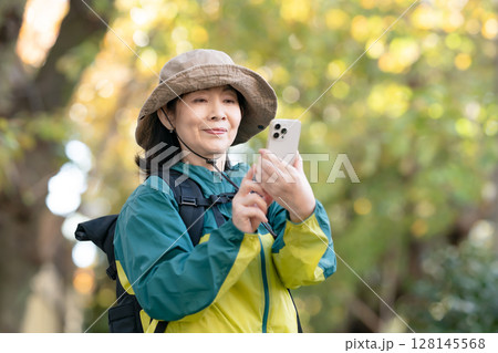 ハイキング　秋　黄葉　スマホ 128145568