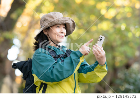 ハイキング 秋 黄葉 スマホ ハイキング 秋 黄葉 スマホ 128145572
