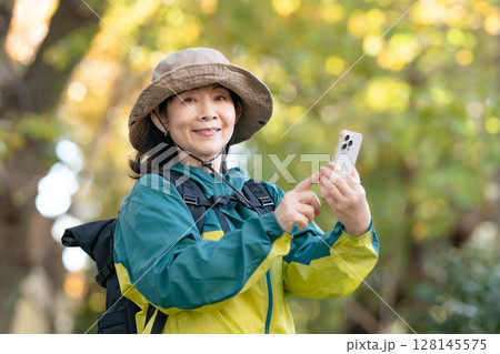 ハイキング　秋　黄葉　スマホ 128145575