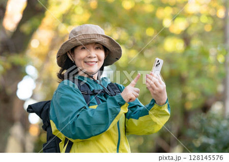 ハイキング　秋　黄葉　スマホ 128145576