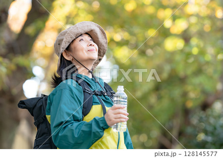 ハイキング　秋　黄葉　水　水分補給 128145577