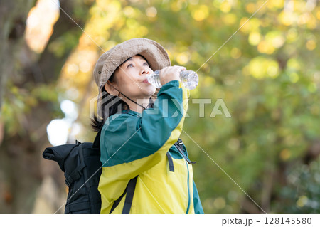 ハイキング　秋　黄葉　水　水分補給 128145580