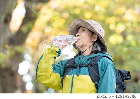 ハイキング　秋　黄葉　水　水分補給 128145586