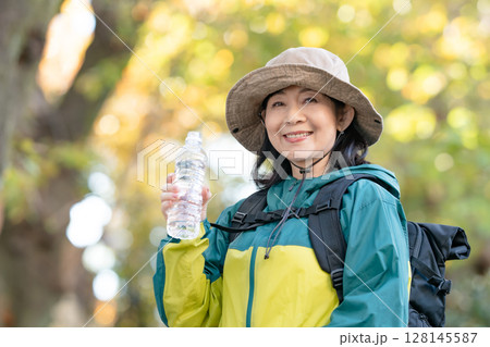 ハイキング 秋 黄葉 水 水分補給 ハイキング 秋 黄葉 水 水分補給 128145587