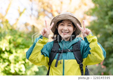 ハイキング　秋　黄葉　ピース 128145595