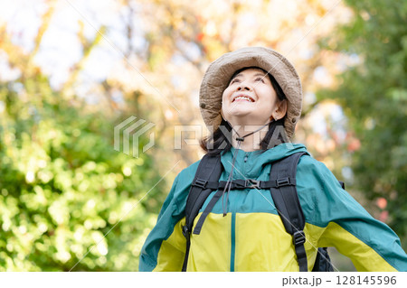 ハイキング　秋　黄葉　深呼吸　伸び 128145596