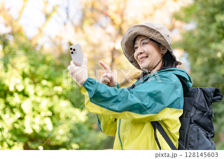 ハイキング　秋　黄葉　スマホ 128145603