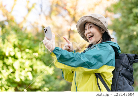 ハイキング 秋 黄葉 スマホ ハイキング 秋 黄葉 スマホ 128145604