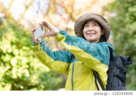 ハイキング　秋　黄葉　スマホ 128145608