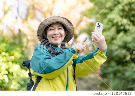 ハイキング　秋　黄葉　スマホ 128145612